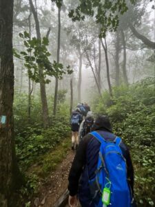 Hội chứng sợ độ cao khi đi trek là cảm giác lo âu, choáng váng hoặc sợ hãi khi di chuyển qua địa hình cao, vách đá hoặc nhìn xuống vực sâu, dù thực tế có thể vẫn an toàn.